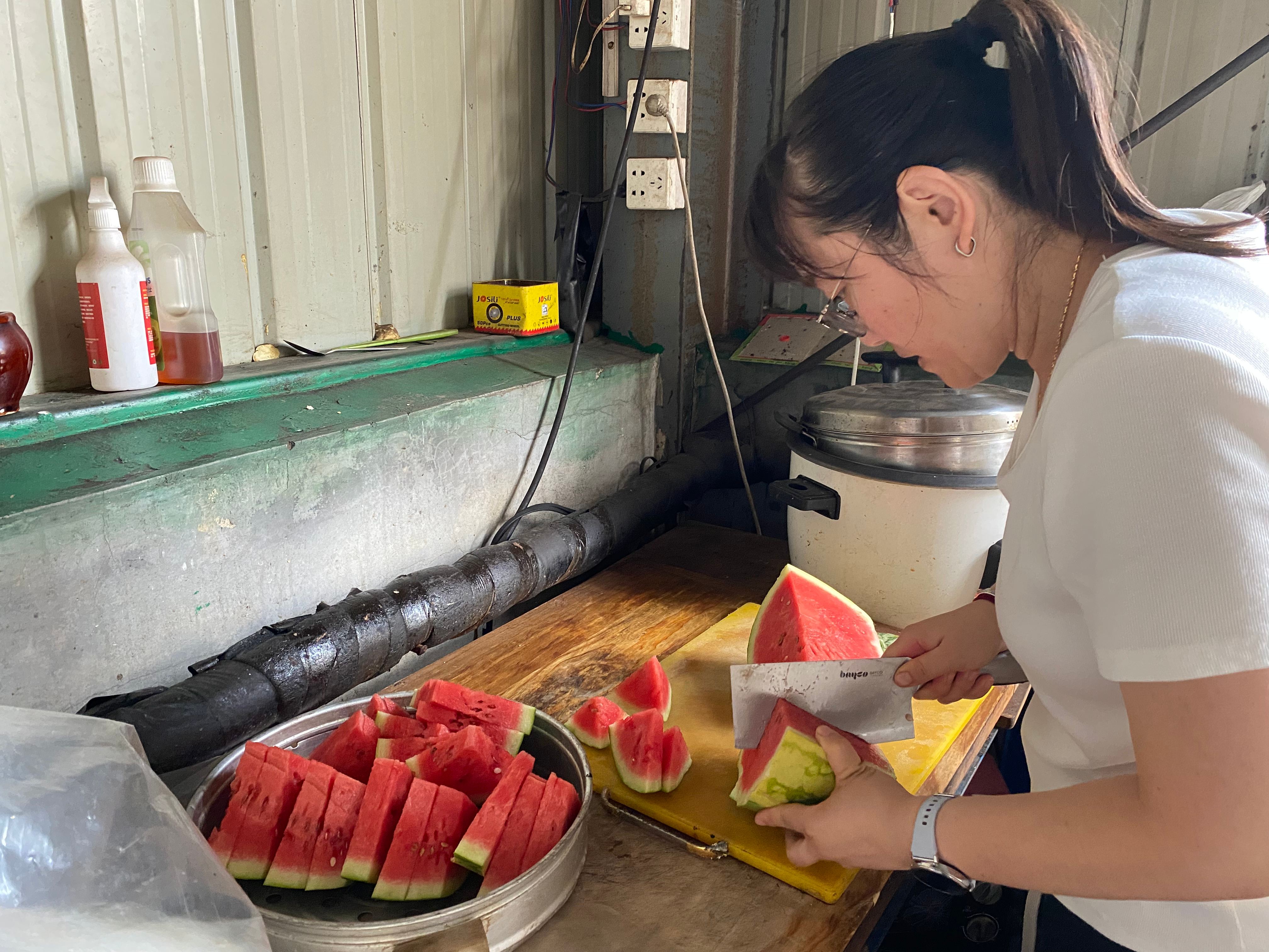 酷暑里的一縷清涼 ---工會(huì)主席王林林到智造中心慰問(wèn)一線員工 酷暑里的一縷清涼 ---工會(huì)主席王林林到智造中心慰問(wèn)一線員工