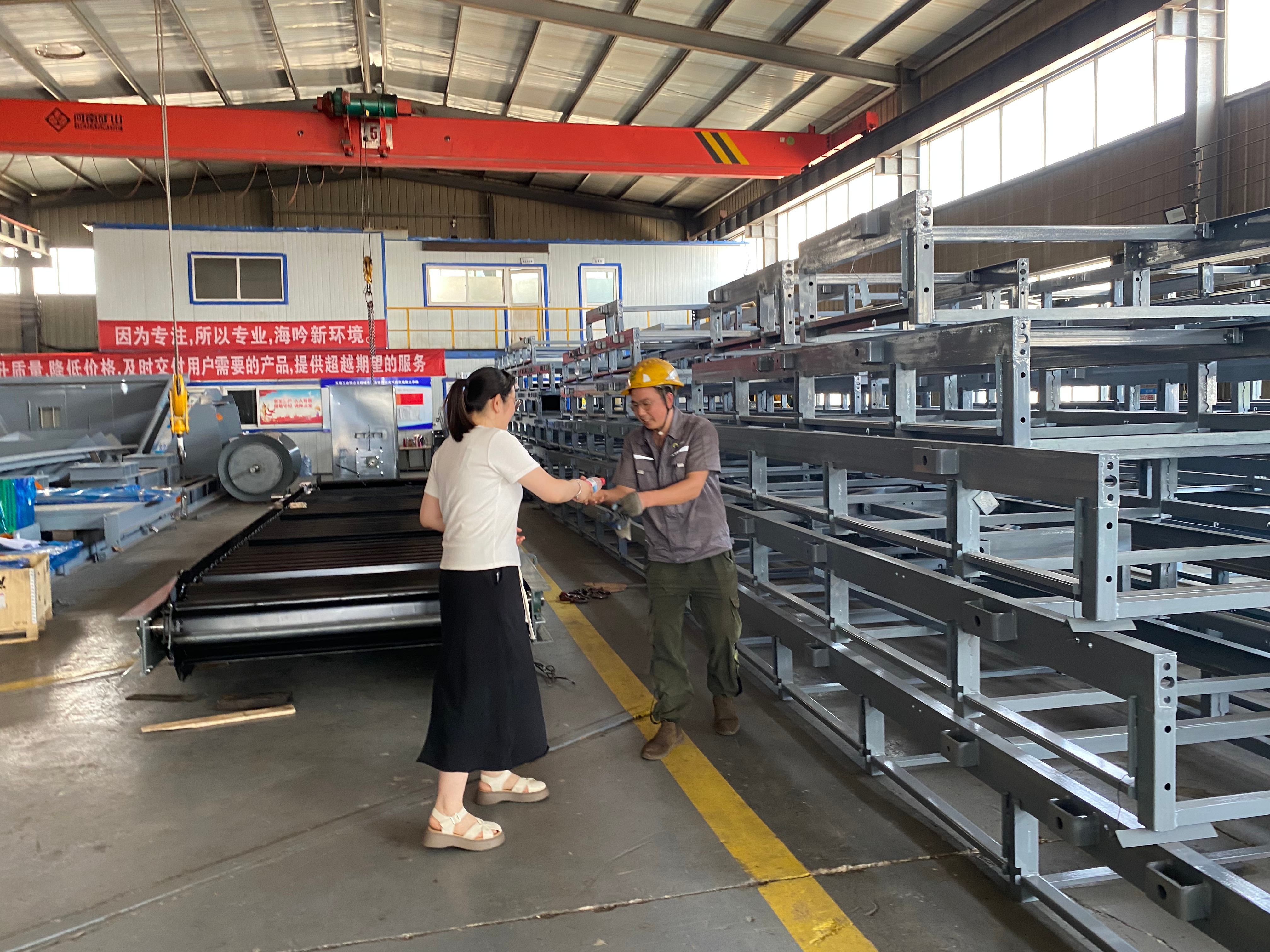 酷暑里的一縷清涼 ---工會(huì)主席王林林到智造中心慰問(wèn)一線員工 酷暑里的一縷清涼 ---工會(huì)主席王林林到智造中心慰問(wèn)一線員工