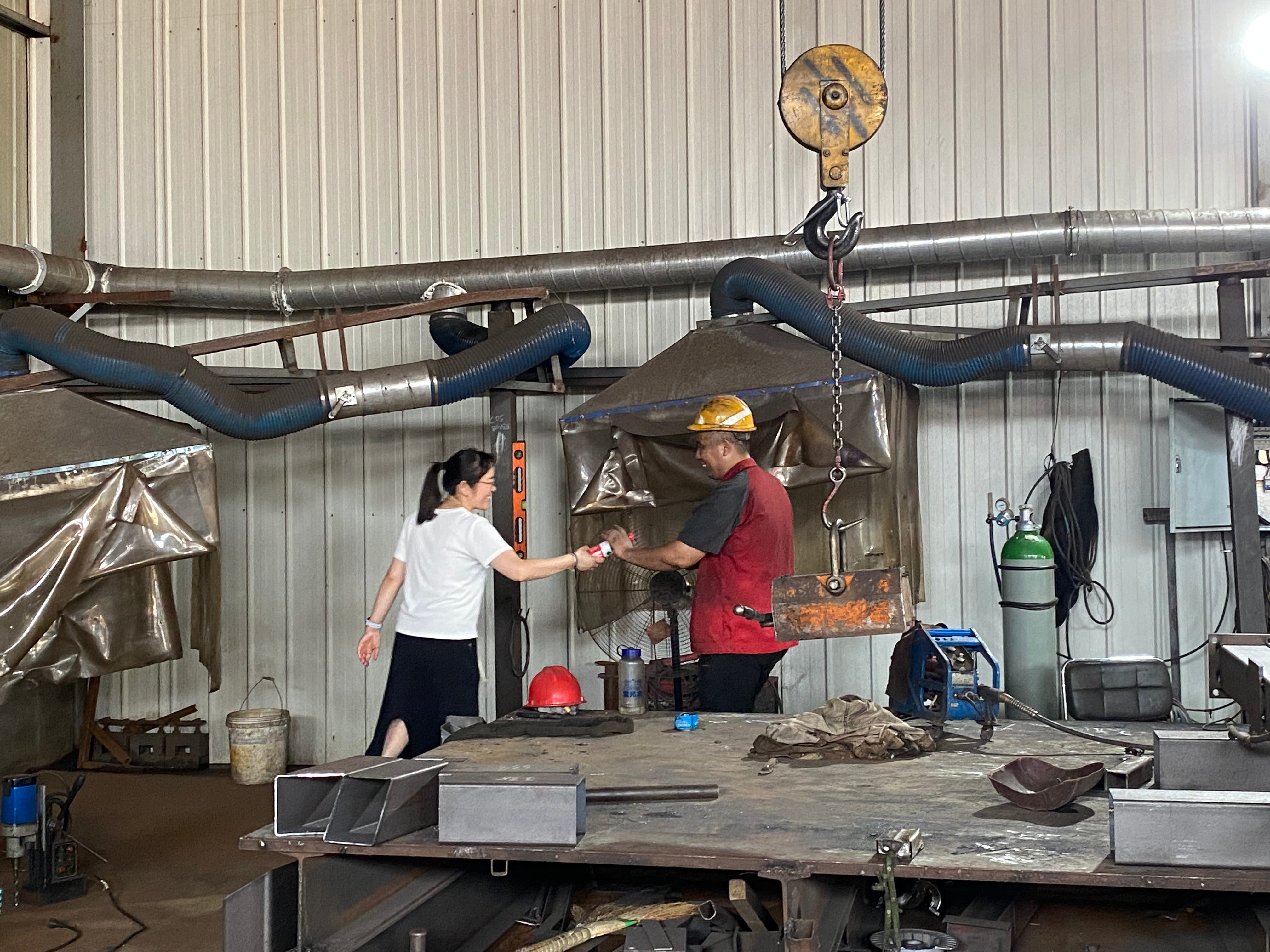 酷暑里的一縷清涼 ---工會(huì)主席王林林到智造中心慰問(wèn)一線員工 酷暑里的一縷清涼 ---工會(huì)主席王林林到智造中心慰問(wèn)一線員工