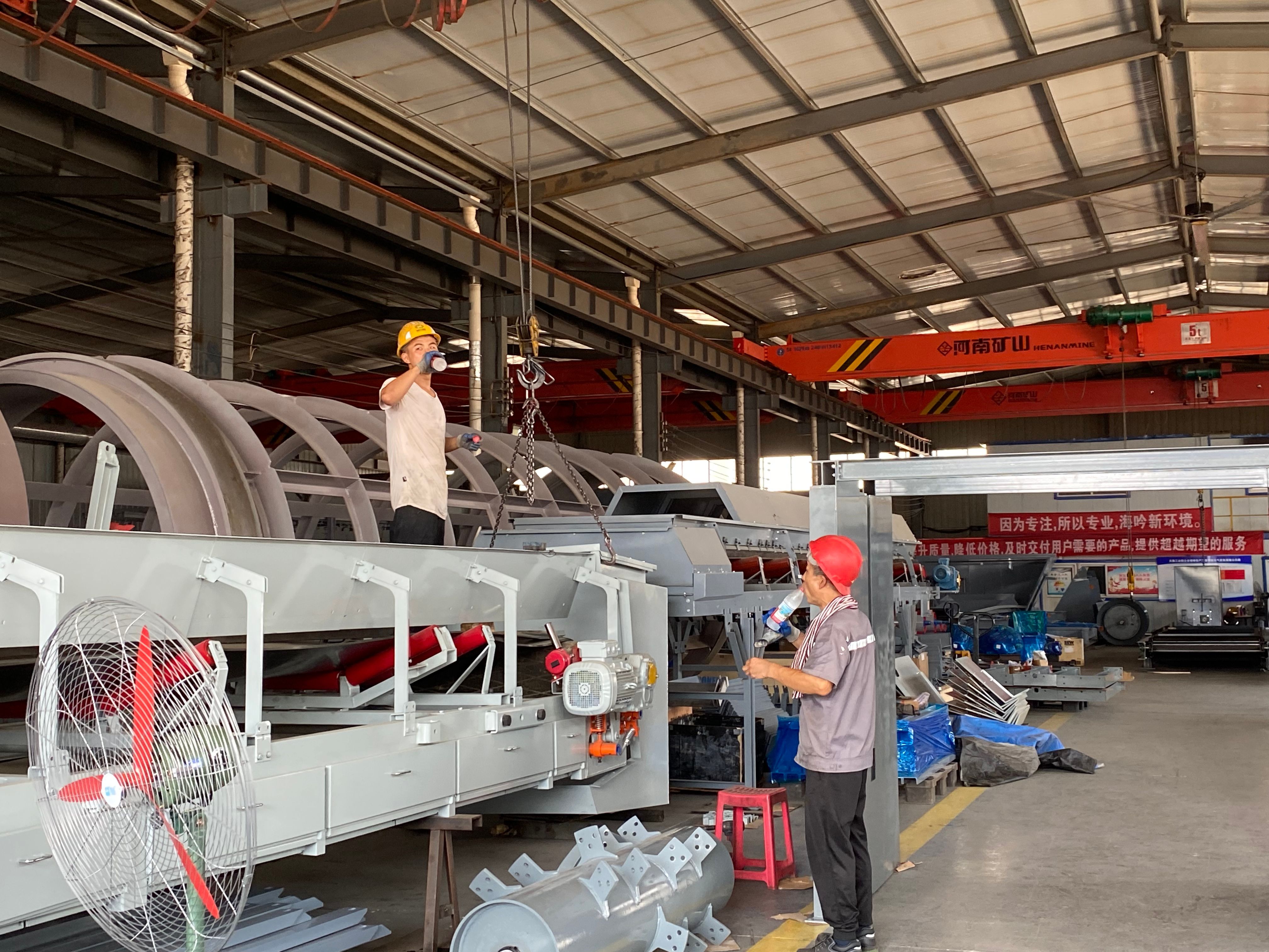 酷暑里的一縷清涼 ---工會(huì)主席王林林到智造中心慰問(wèn)一線員工 酷暑里的一縷清涼 ---工會(huì)主席王林林到智造中心慰問(wèn)一線員工