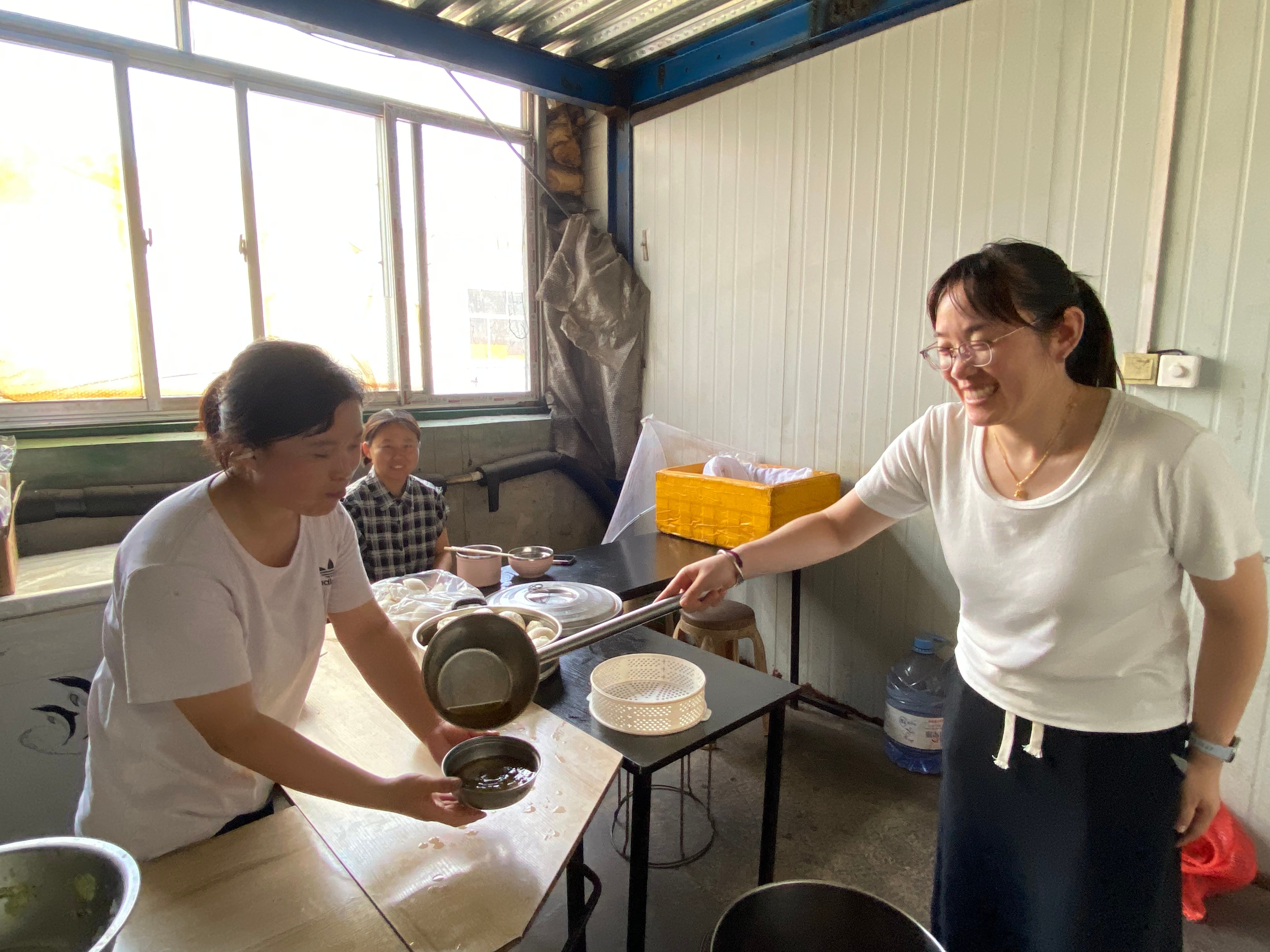 酷暑里的一縷清涼 ---工會(huì)主席王林林到智造中心慰問(wèn)一線員工 酷暑里的一縷清涼 ---工會(huì)主席王林林到智造中心慰問(wèn)一線員工