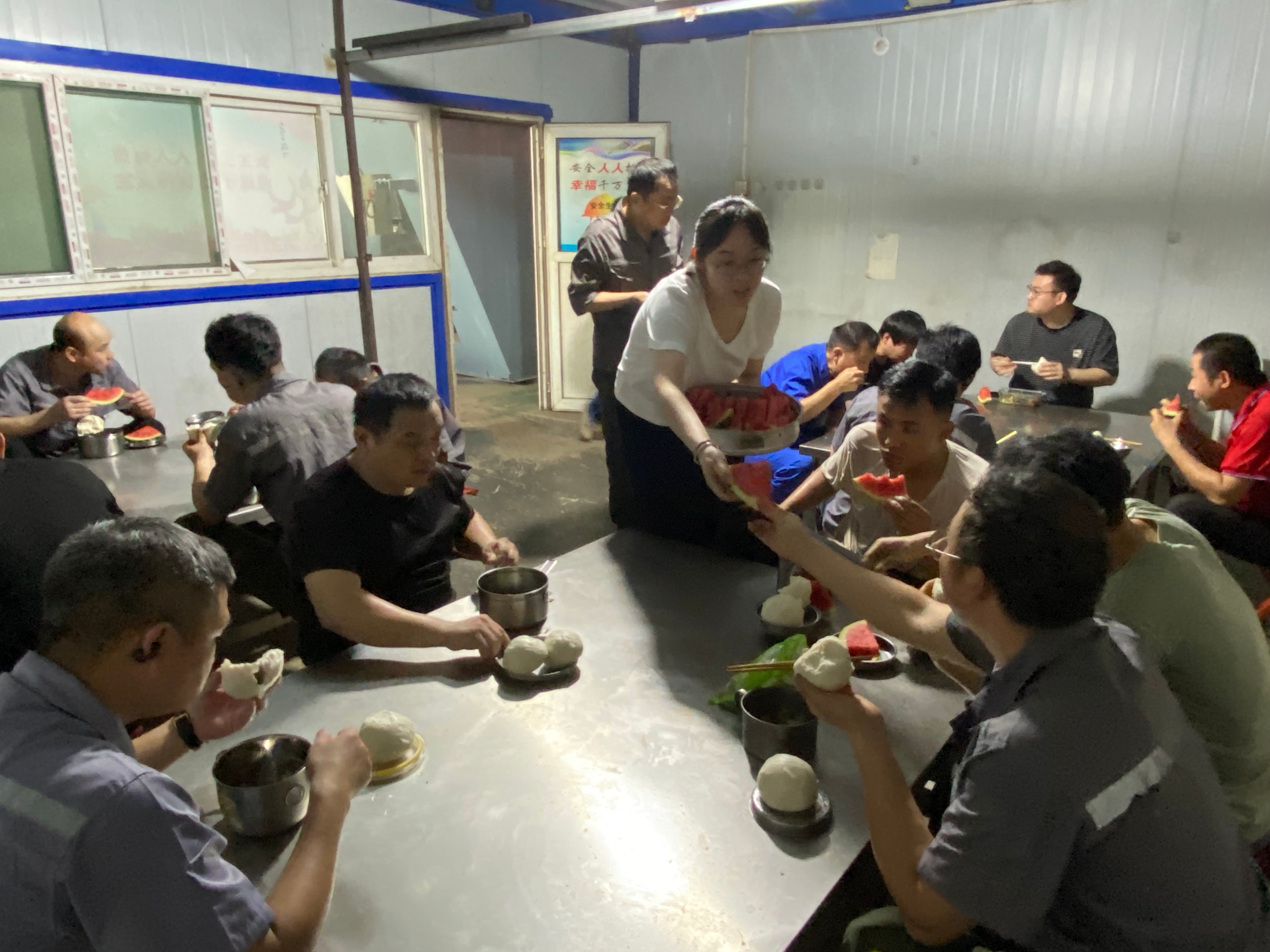 酷暑里的一縷清涼 ---工會(huì)主席王林林到智造中心慰問(wèn)一線員工 酷暑里的一縷清涼 ---工會(huì)主席王林林到智造中心慰問(wèn)一線員工